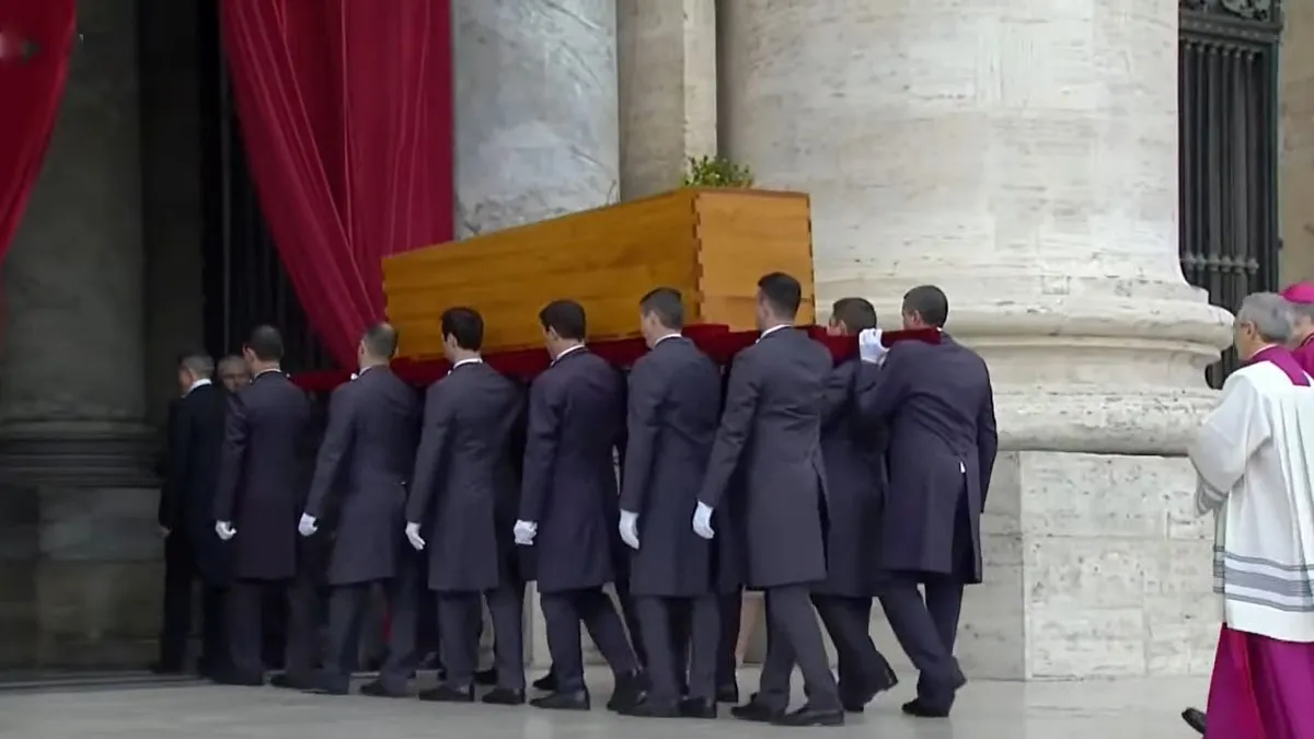el-feretro-benedicto-xvi-ingresa-al-vaticanojpg
