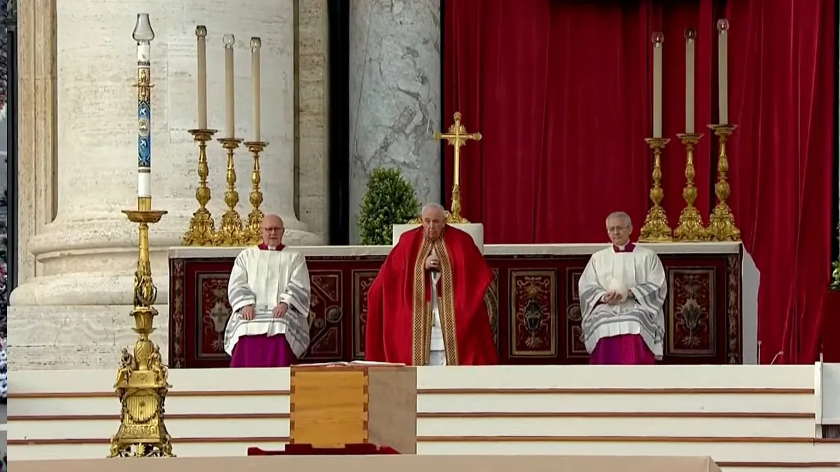 francisco-frente-los-restos-benedicto-xvijpg