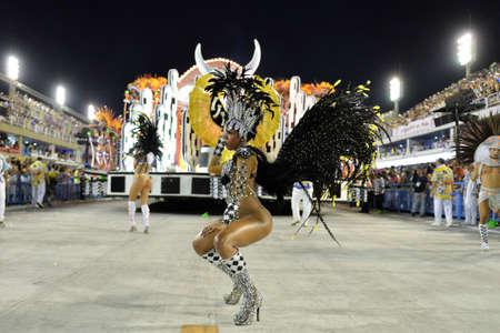 97916827-río-brasil-11-de-febrero-de-2018-desfile-de-la-escuela-de-samba-en-el-sambódromo-rocinha-durante-el-