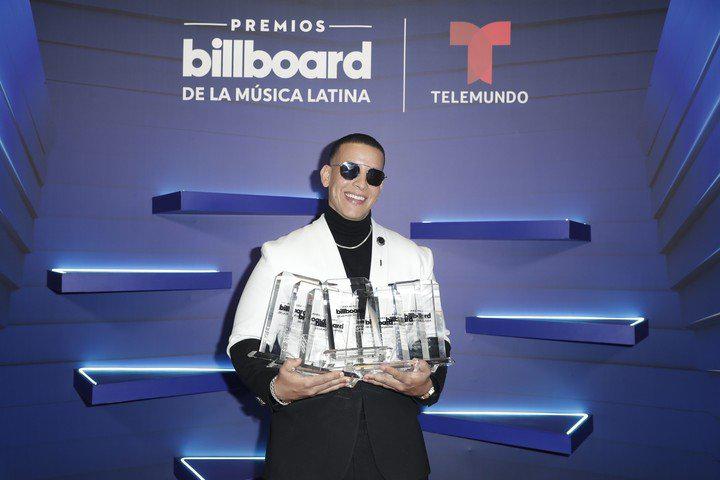 el-cantante-puertorriqueno-posaba-con___KBSN6daHV_720x0__1