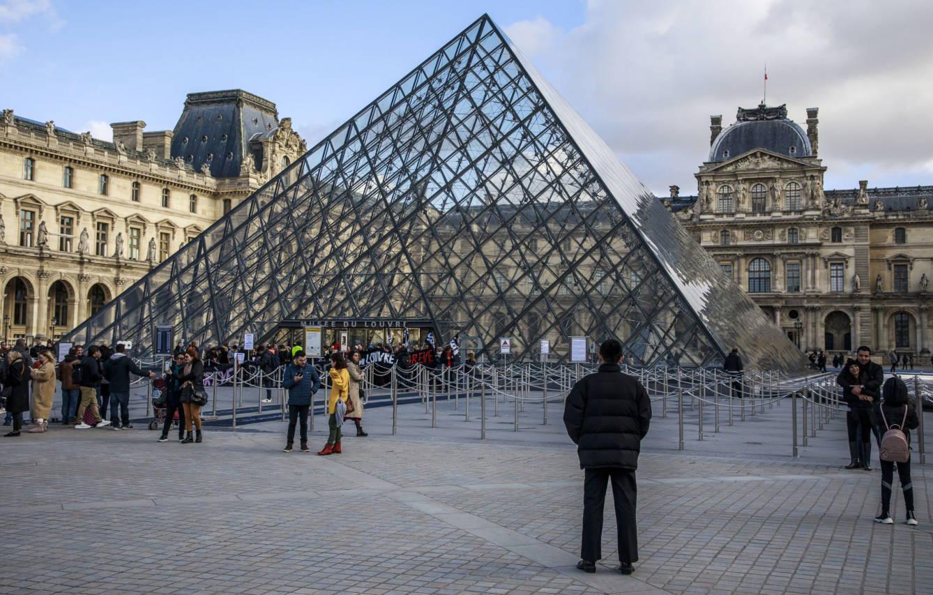 paris-france-17-01-2020-visitors-wait-outside-the-louvre-museum-pyramid-as-louvre-s-employees-block-the-museum-entrance-during-a-demonstration-to-protest-against-the-government-pension-s-reform-in-paris-france